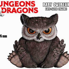 Dungeons & Dragons Baby Owlbear Life Sized Figure Wizkids. A questa altezza questa figura si colloca perfettamente tra i vostri libri di D&D.