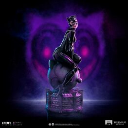 Catwoman Batman Returns Legacy Replica Statue 1/4 Iron Studios, la statua è una ricreazione meticolosa e fedele del personaggio, creata con la massima