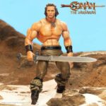 Conan the barbarian iconic pose deluxe figure “Conan, qual è il meglio della vita?” Conan il Barbaro è tornato per vendicare la tua collezione! La nuova figura articolata di Conan il Barbaro Deluxe, in scala 7”, ispirata all'omonimo film del 1982, è caratterizzata da sculture intricate e dettagli di pittura di prima qualità, è dotata di un accessorio classico (la Spada Atlantidea), ed arriva in un magnifico blister deluxe. Imperdibile!