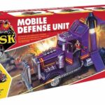 Dall'omonima serie animata anni 80 arriva finalmente la nuova linea di toys creata da The Loyal Subject su licenza Hasbro! Non solo Nostalgia...ogni veicolo e personaggio riprende il look classico con l'aggiunta di moderne tecnologie e design! Preparati per un'azione devastante con Rhino, la potenza del team M.A.S.K.! Preparati per un'azione devastante con Rhino, la potenza del team M.A.S.K.! Questo camion sembra un normale tir.... Ma con la pressione di un pulsante, Rhino si trasforma in un'unità mobile di difesa. Prodotto con licenza ufficiale. Confezionato in scatola con finestra. Include action figure. Questa edizione escsluiva per SDCC presenta Verniciatura Metallizzata Personalizzata ed include l'idedita figura di Scott Trakker & T-BOB