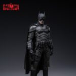The Batman Batman 1/12 Action Figure INART Action dedica una nuova action figure a Batman, ispirata all'acclamato film The Batman. Alta circa 16,2 cm, la figura riproduce il caratteristico costume del Cavaliere Oscuro con parti in vero tessuto, elementi die-cast e una ricchissima dotazione di accessori. Sono incluse 3 teste – due mascherate con differenti espressioni e una senza maschera – armatura pettorale intercambiabile, 13 mani intercambiabili e 17 accessori. Tra questi troviamo Batarang, rampini e relativi launcher, Sticky Bomb Gun, laptop, torcia, luce UV, flare ed adrenalina. Il mantello cablato permette di ottenere pose dinamiche. Base e stand inclusi.