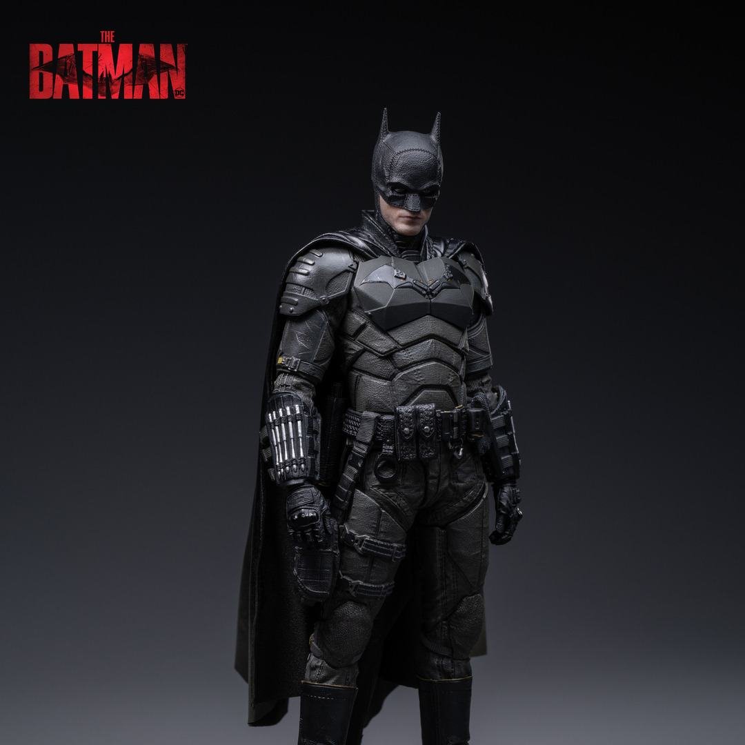 The Batman Batman 1/12 Action Figure INART Action dedica una nuova action figure a Batman, ispirata all'acclamato film The Batman. Alta circa 16,2 cm, la figura riproduce il caratteristico costume del Cavaliere Oscuro con parti in vero tessuto, elementi die-cast e una ricchissima dotazione di accessori. Sono incluse 3 teste – due mascherate con differenti espressioni e una senza maschera – armatura pettorale intercambiabile, 13 mani intercambiabili e 17 accessori. Tra questi troviamo Batarang, rampini e relativi launcher, Sticky Bomb Gun, laptop, torcia, luce UV, flare ed adrenalina. Il mantello cablato permette di ottenere pose dinamiche. Base e stand inclusi.